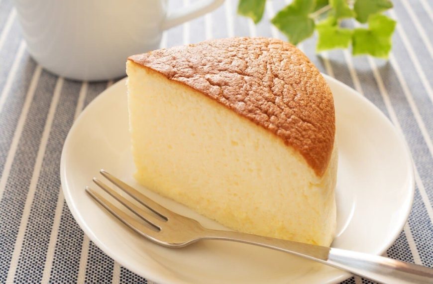 Japanischer Käsekuchen mit Zitrone, Sahne und Frischkäse