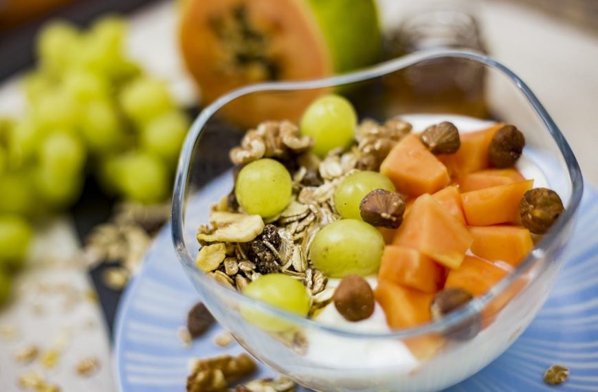Joghurt Bowl mit Chiasamen, Nüssen, Papaya und Weintrauben