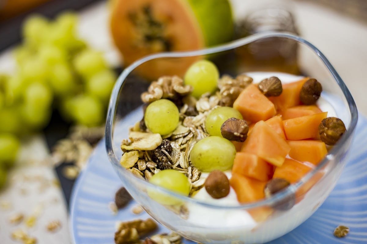 Joghurt Bowl mit Chiasamen, Nüssen, Papaya und Weintrauben