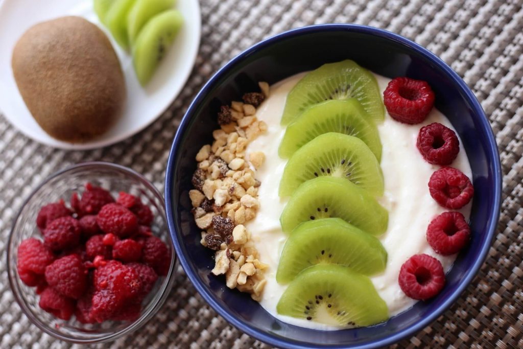 Joghurt Bowl mit Kiwi, Beeren und Nüssen