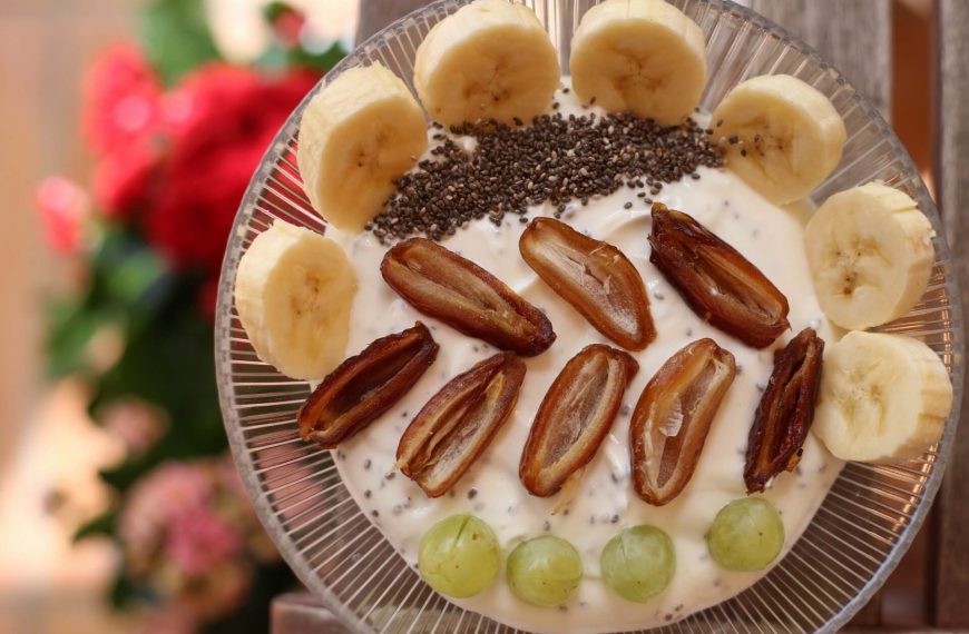 Joghurt Chia, Datteln, Bananen und Trauben