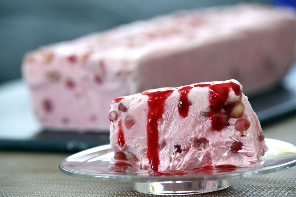 Joghurt Eis mit Himbeeren und Granatapfel selber machen