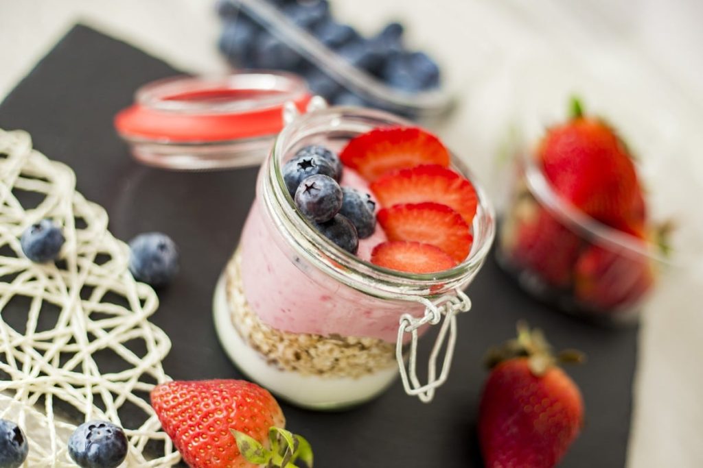 Joghurt im Glas mit Erdbeeren und Haferflocken zum Frühstück