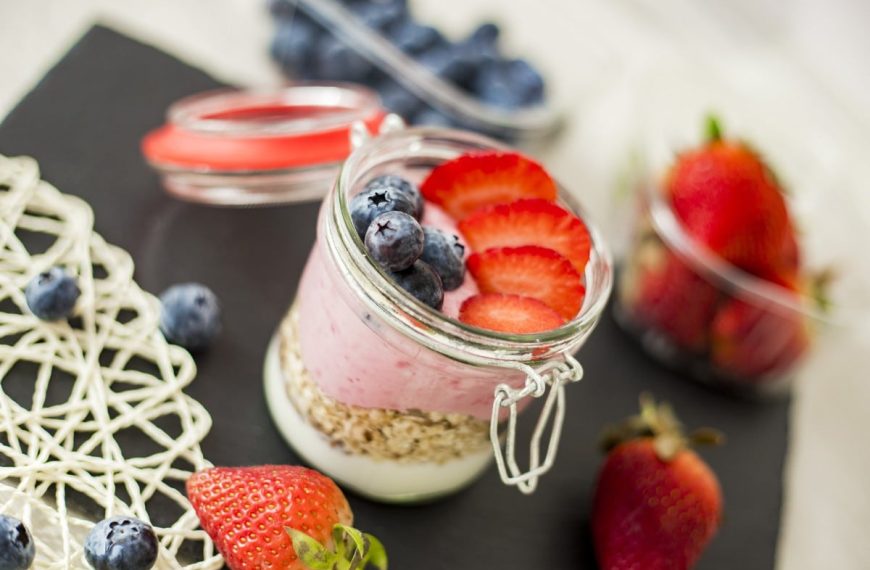 Joghurt im Glas mit Erdbeeren und Haferflocken zum Frühstück