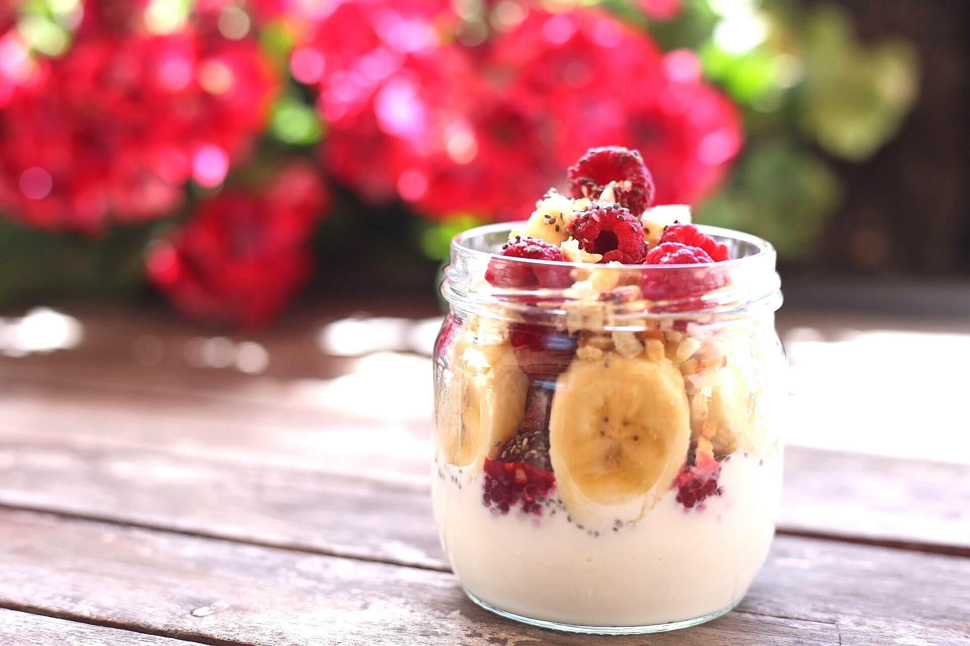 Joghurt im Glas mit Himbeeren