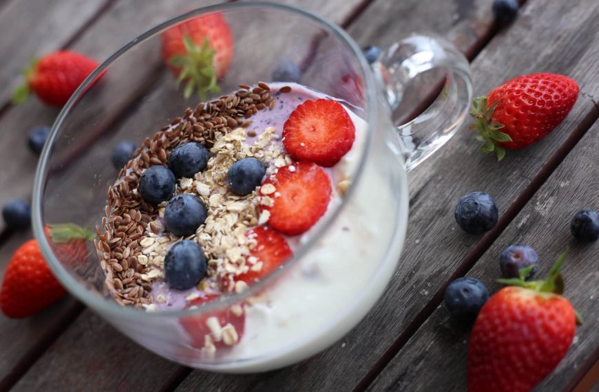 Joghurt mit Erdbeeren und Blaubeeren zum Frühstück