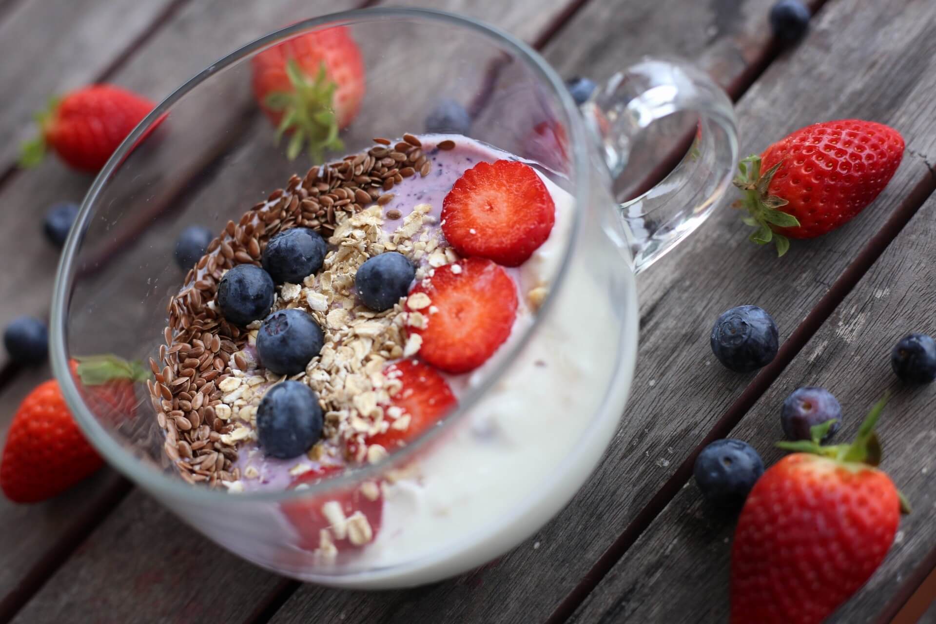 Joghurt mit Erdbeeren und Blaubeeren zum Frühstück