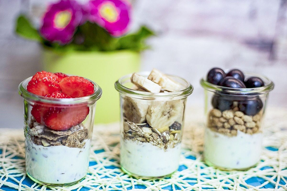 Joghurt mit Erdbeeren und Chia Samen zum Frühstück