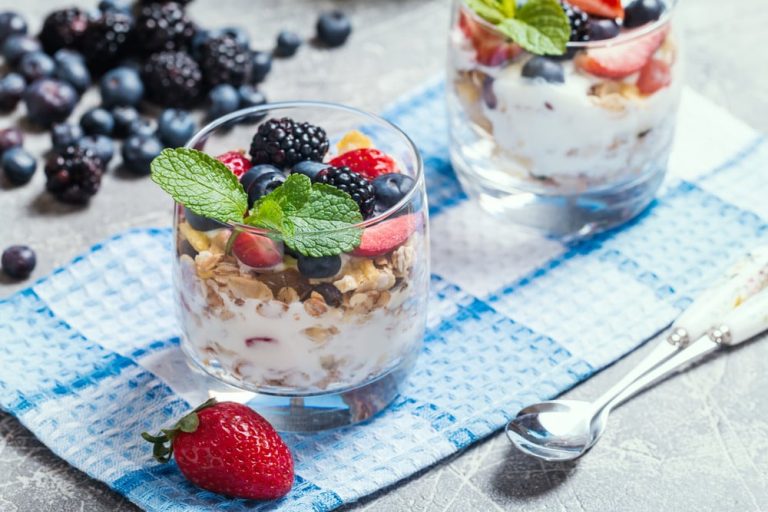 Geschichtetes Dessert mit Joghurt, Müsli und Beeren