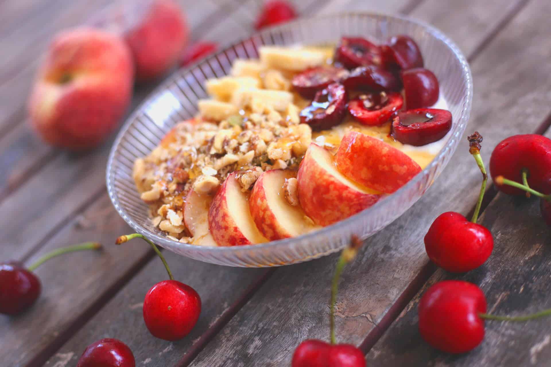 Joghurt mit Obst und Nüssen zum Frühstück