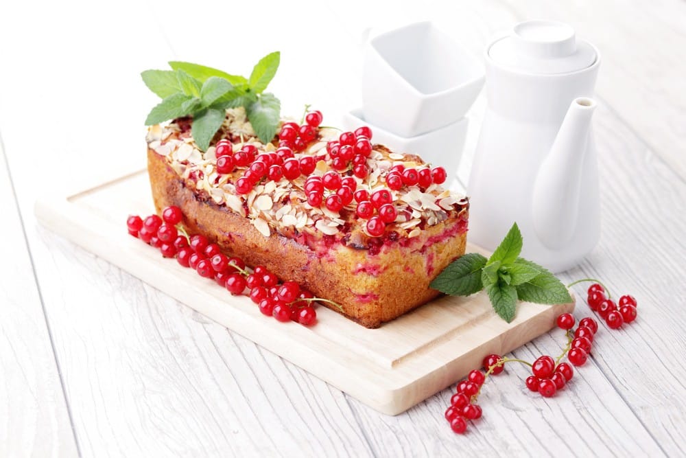 Johannisbeerkuchen aus Quark Öl Teig mit roten Johannisbeeren