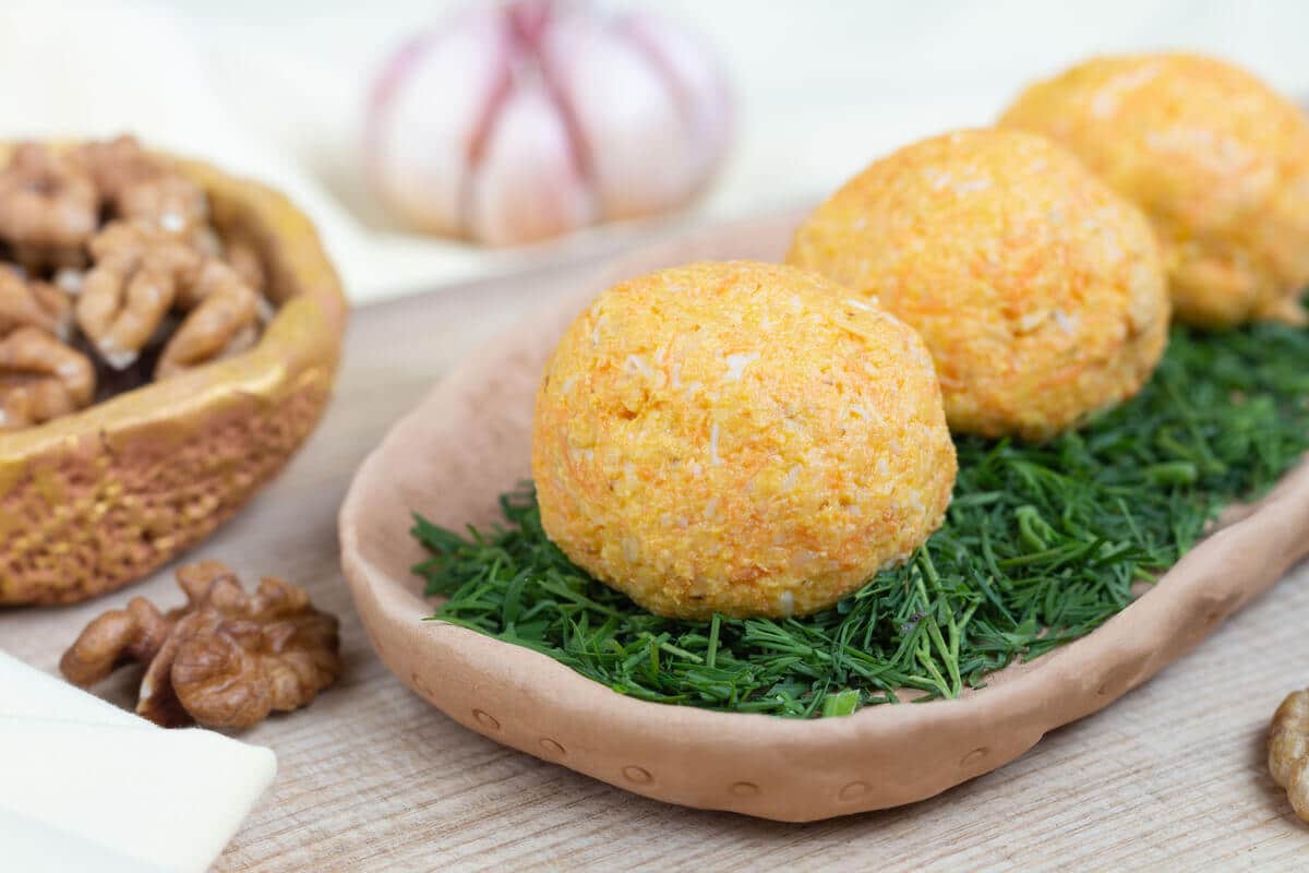 Käsebällchen Snack mit Knoblauch, Walnüssen und Karotten