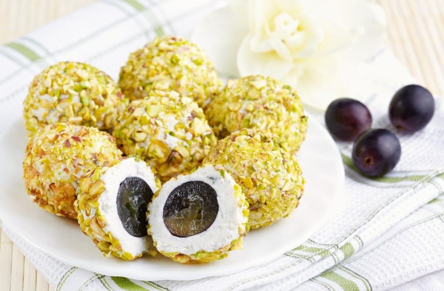 Käsebällchen mit Weintrauben und Pistazien