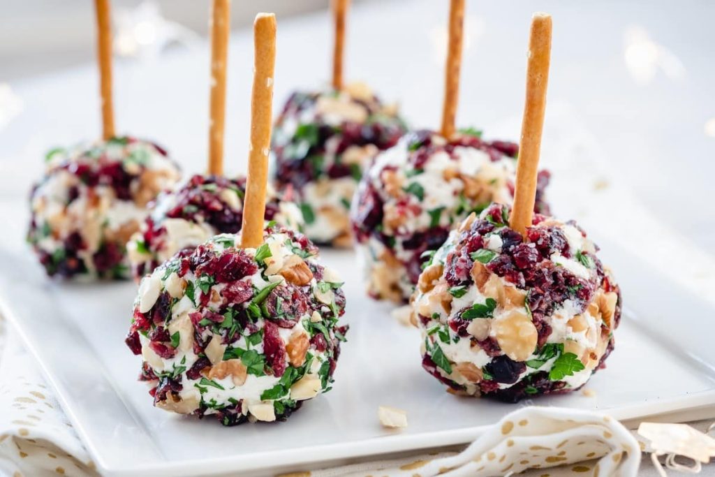 Gesunde Energiebällchen mit Datteln, Cranberries und Cashews