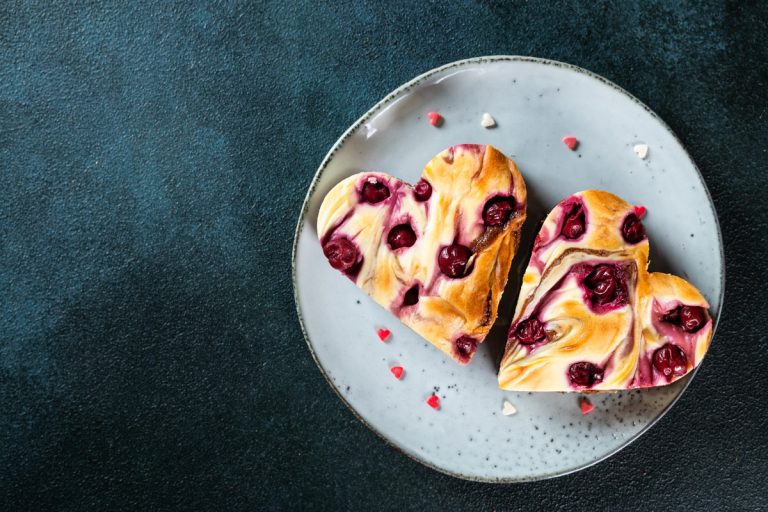 Zarter Käsekuchen mit Kirschen zum Kaffee: Kirschenliebe im Kuchenteig