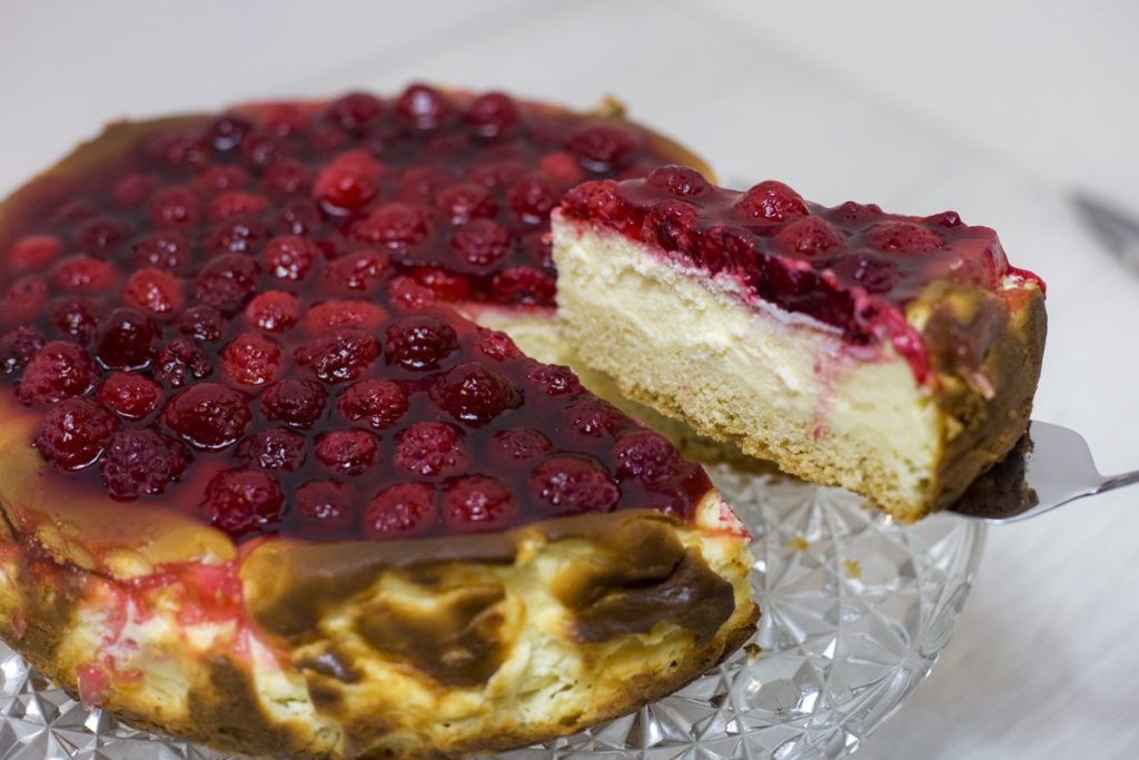 Käsekuchen mit Boden und Himbeeren