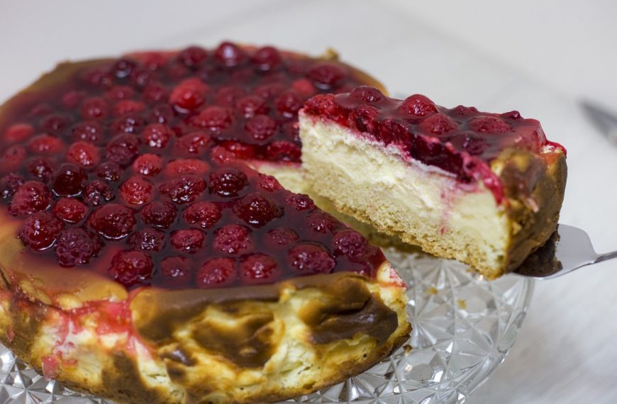 Käsekuchen mit Boden und Himbeeren