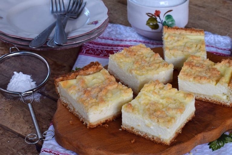 Käsekuchen mit Hüttenkäse und geriebenem Mürbeteig