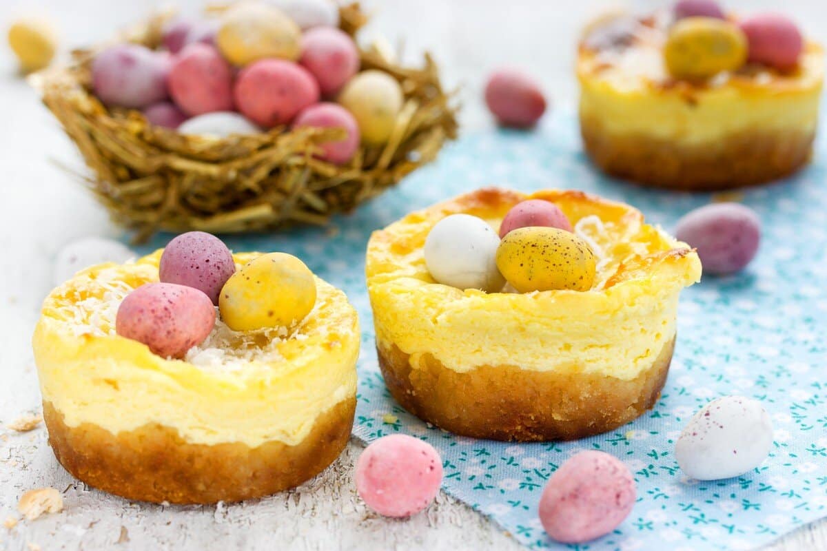 Käseküchlein mit Keksen und Hüttenkäse zu Ostern backen