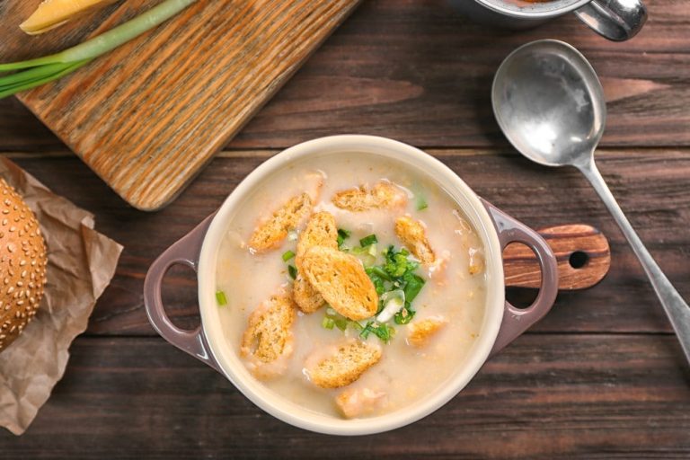 Cremige Käsesuppe mit Schmelzkäse, Kartoffeln und Karotten