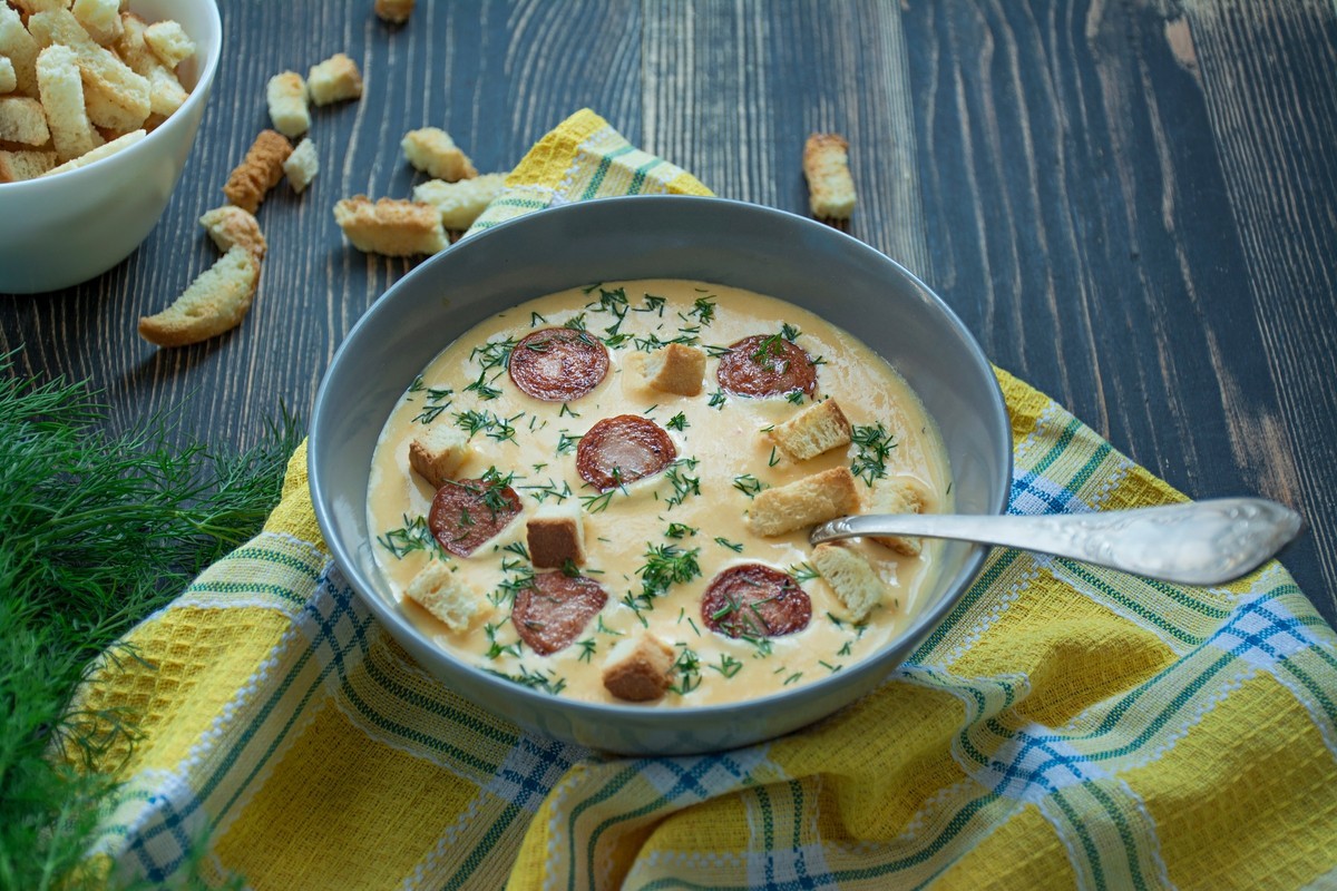 Käsesuppe mit Wurst, Kartoffeln und Croutons