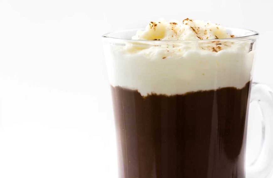 Kaffee Schokolade mit Milch, Sahne und Vanille
