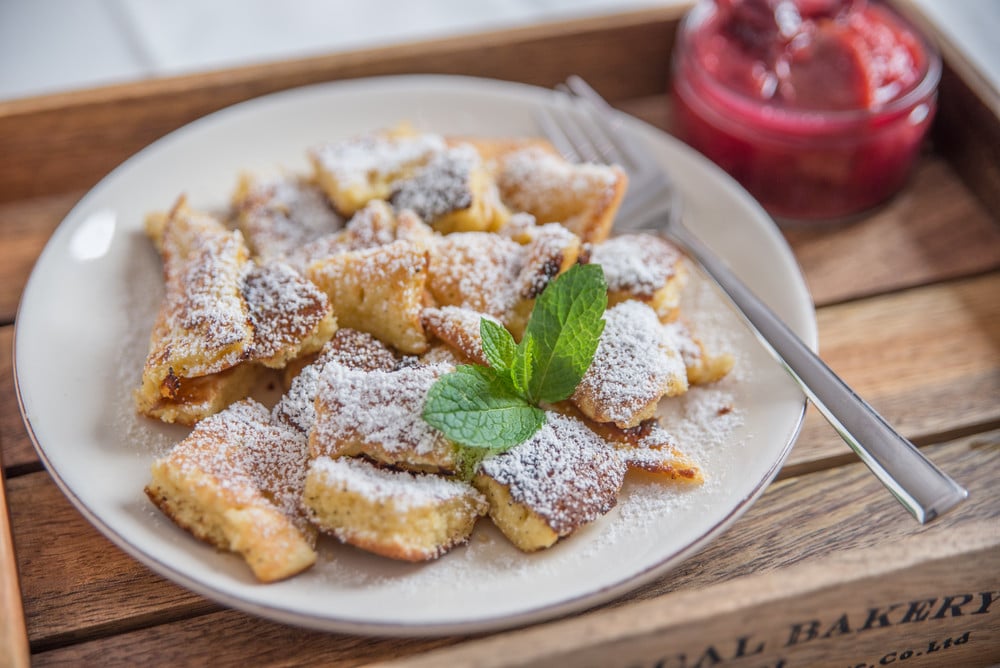 Kaiserschmarrn mit Puderzucker als Dessert