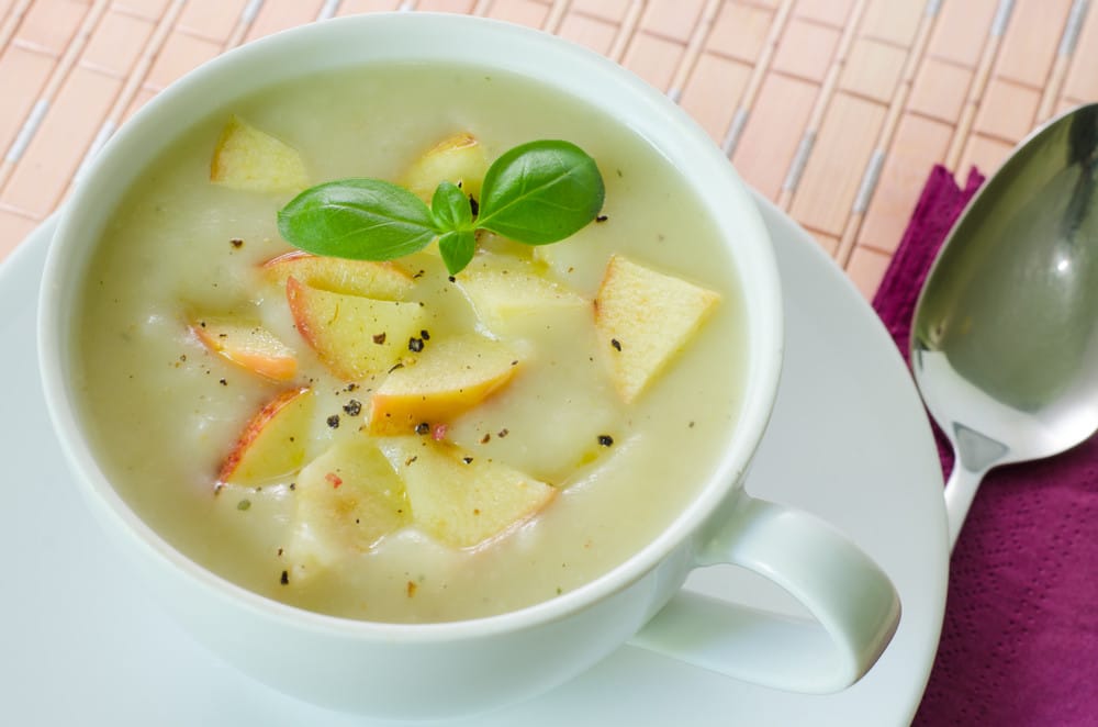 Kalte Apfelsuppe mit Zwiebeln und Zitrone