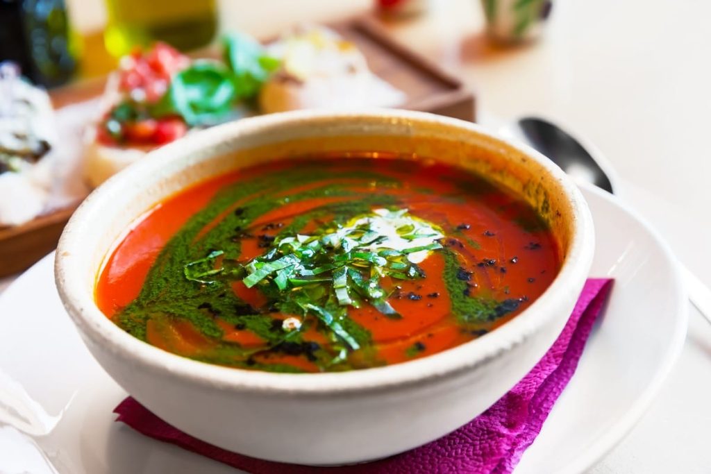 Kalte Gazpacho Suppe mit grünem Pesto - Spanische Tomatensuppe