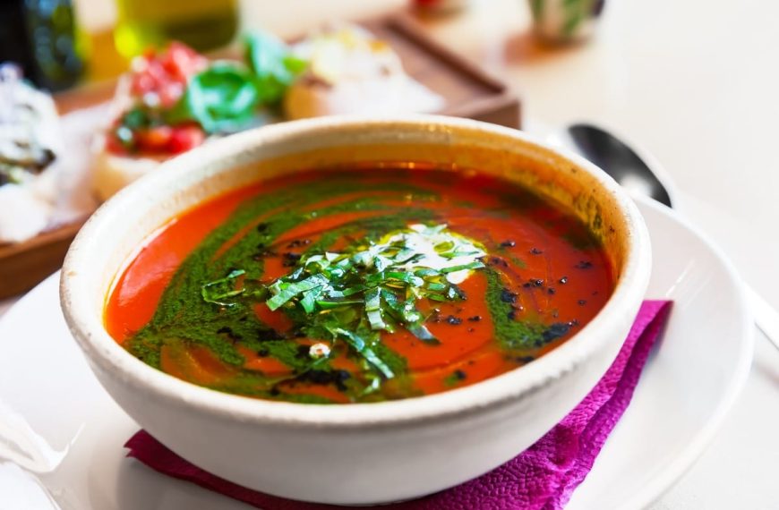 Kalte Gazpacho Suppe mit grünem Pesto – Spanische Tomatensuppe