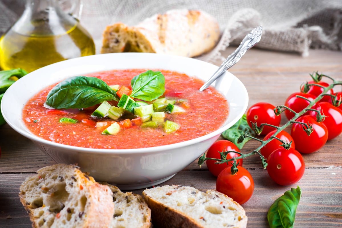 Kalte Gazpacho Tomatensuppe mit Paprika und Wassermelone