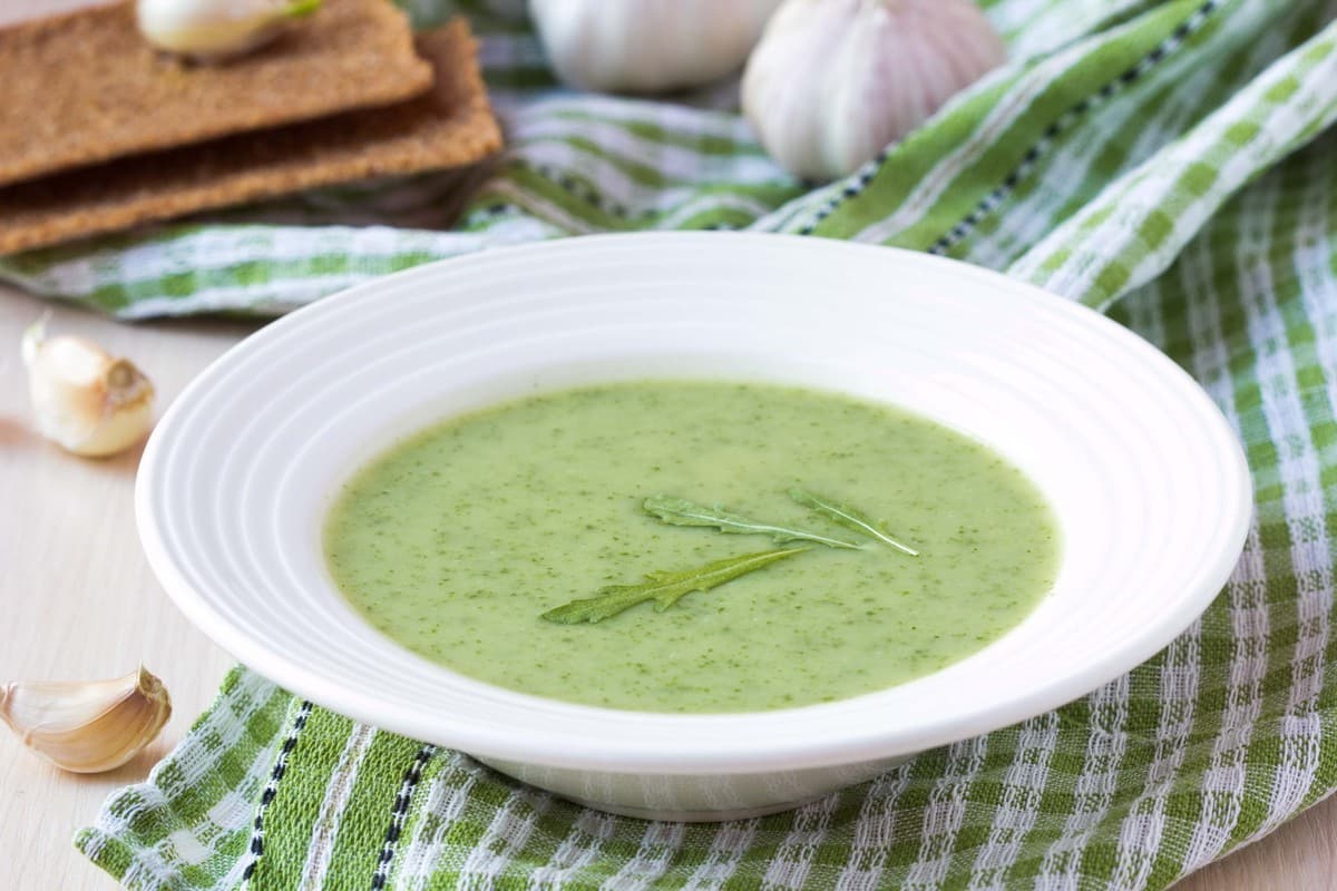 Kalte Gurkensuppe mit Rucola und Kräutern