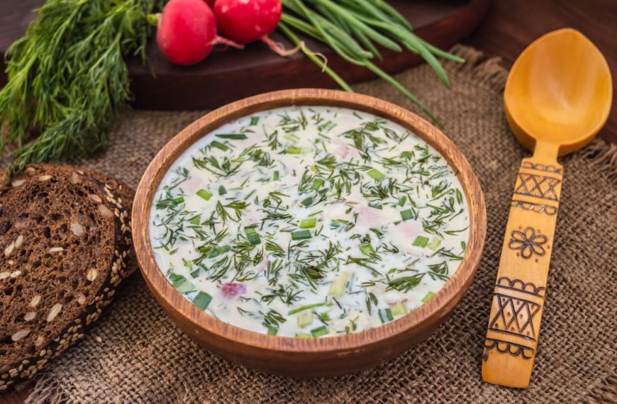Kalte Okroshka Suppe mit Wurst, Buttermilch und Mineralwasser