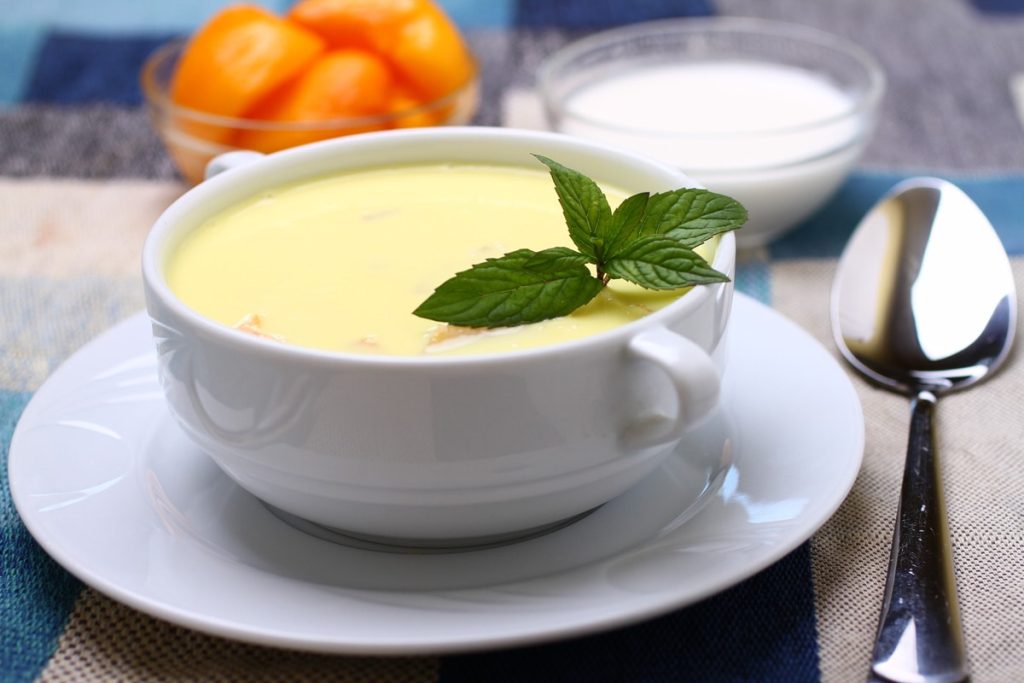 Kalte Pfirsichsuppe mit Minze und Honig