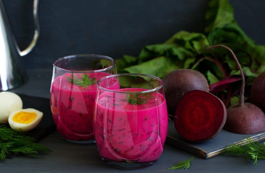 Kalte Rote Beete Suppe mit Buttermilch, Sahne und Gemüse
