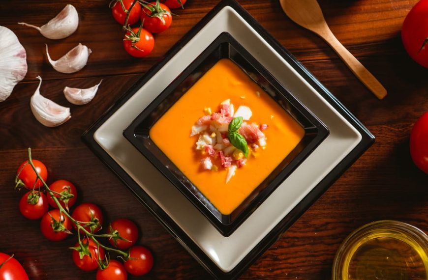 Kalte Salmorejo Sommersuppe mit Tomaten, Olivenöl und Eiern