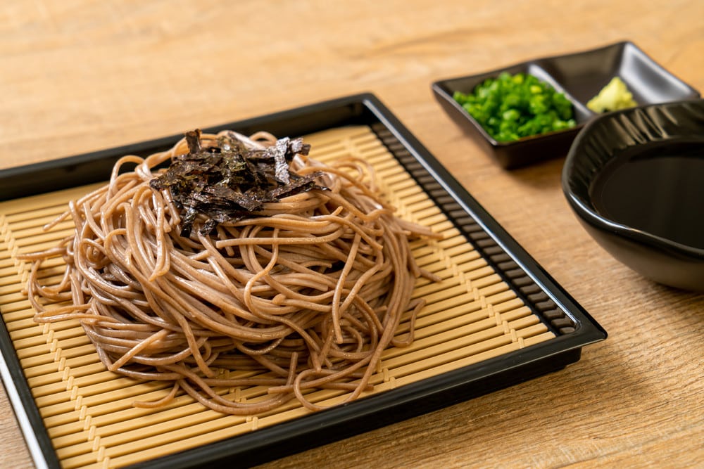 Kalte Soba Nudeln mit würziger Sauce