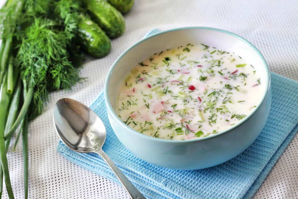 Kalte Suppe Okroschka aus Gemüse und Wurst