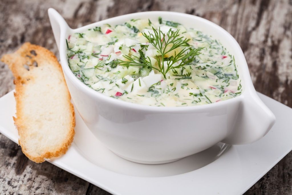 Kalte Okroshka Suppe mit Wurst, Buttermilch und Mineralwasser