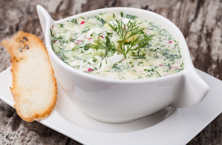 Kalte Suppe Okroshka mit Gurken und geräucherter Hühnerbrust