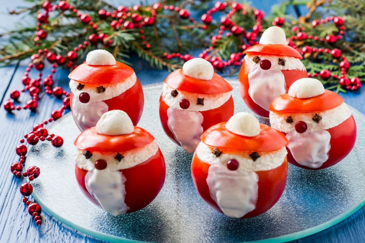 Kalte Vorspeise zu Weihnachten aus gefüllten Tomaten mit Käse