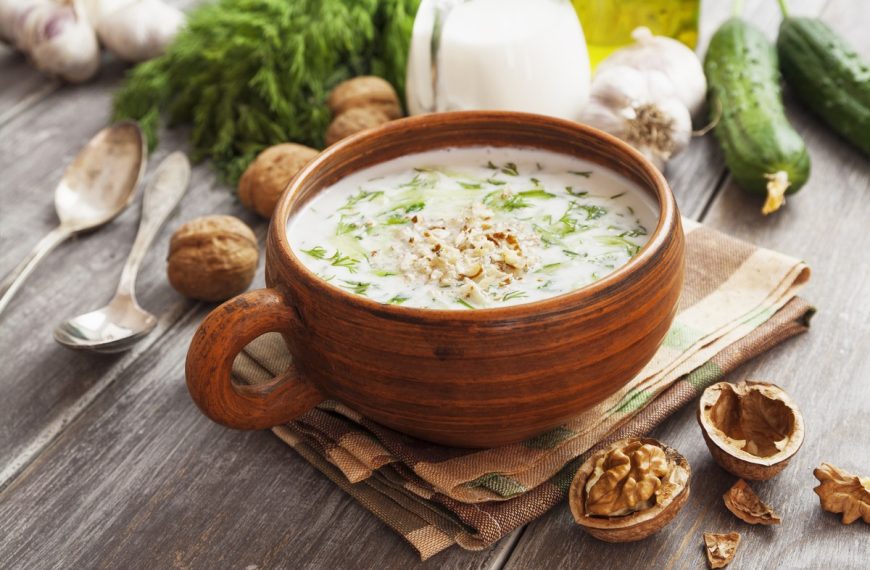 Kalte bulgarische Suppe mit Gurken, Walnüssen und Buttermilch