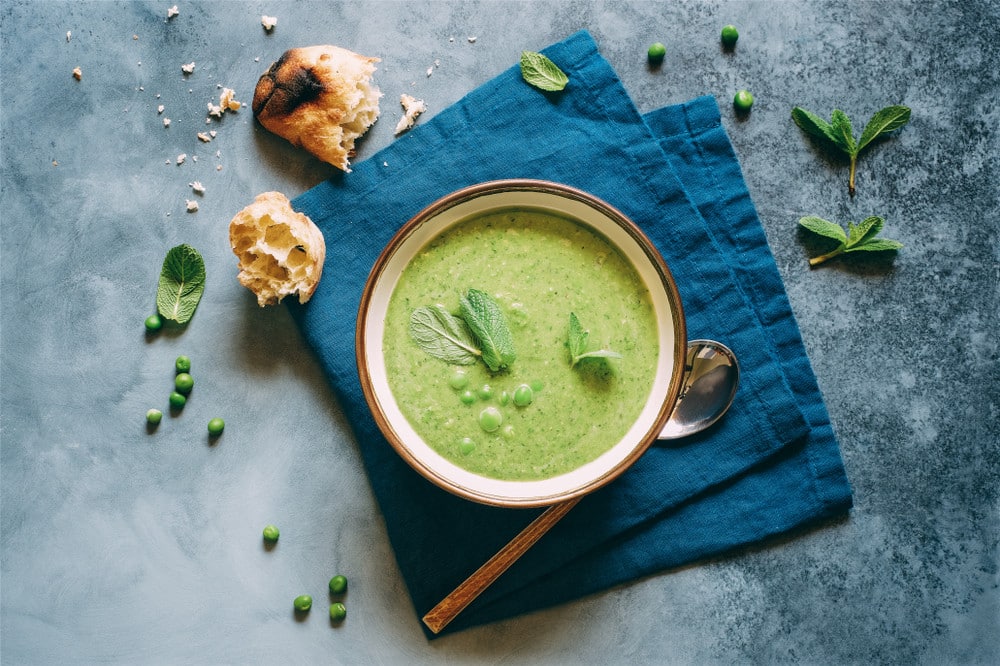 Kalte cremige Erbsensuppe mit Schalotten und Minze