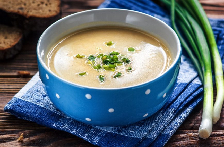 Kalte französische Porreesuppe mit Zwiebeln und Kartoffeln
