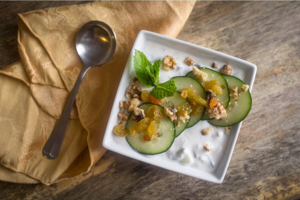 Kalte persische Joghurtsuppe mit Rosinen und Gurken