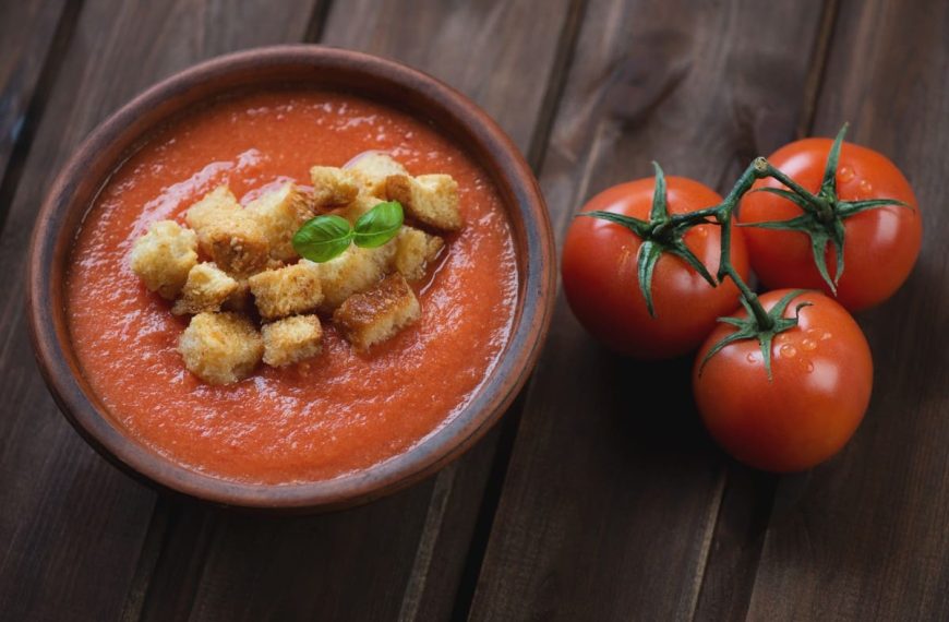 Kalte spanische Gazpacho Suppe mit Tomaten, Gurken und Paprika