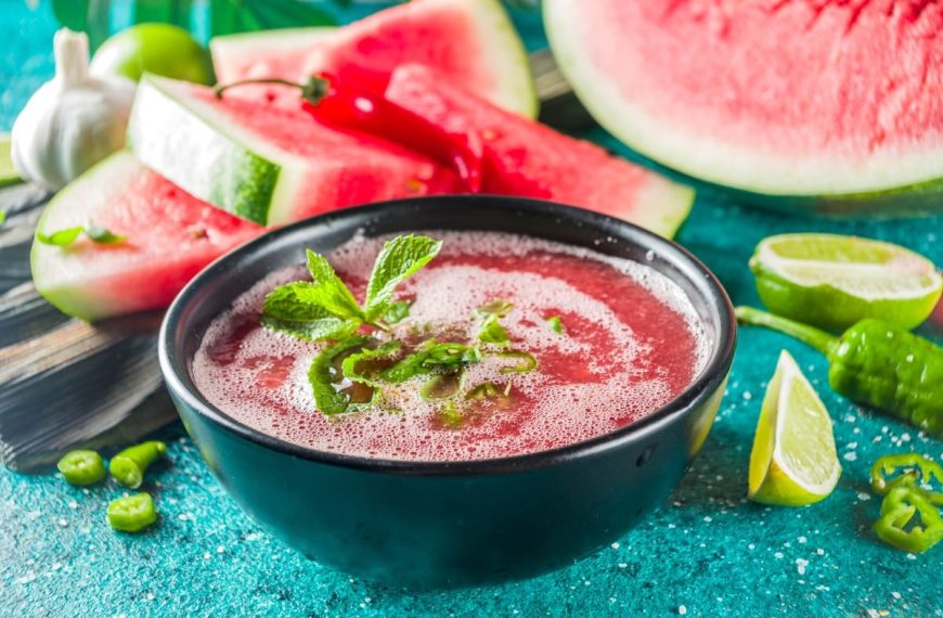 Kalte vegane Gurkensuppe mit Wassermelone, Minze und Limette