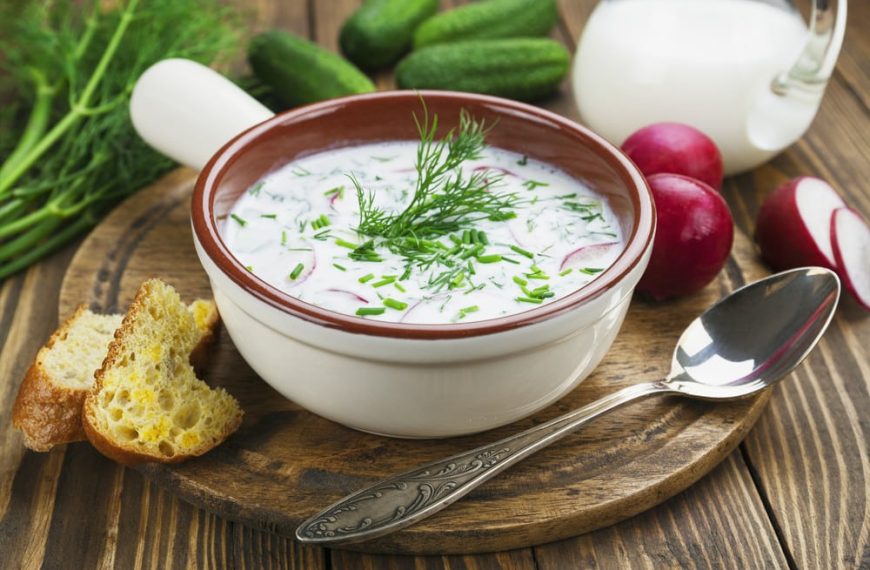 Kalte vegetarische Gemüsesuppe mit Joghurt und Kartoffeln