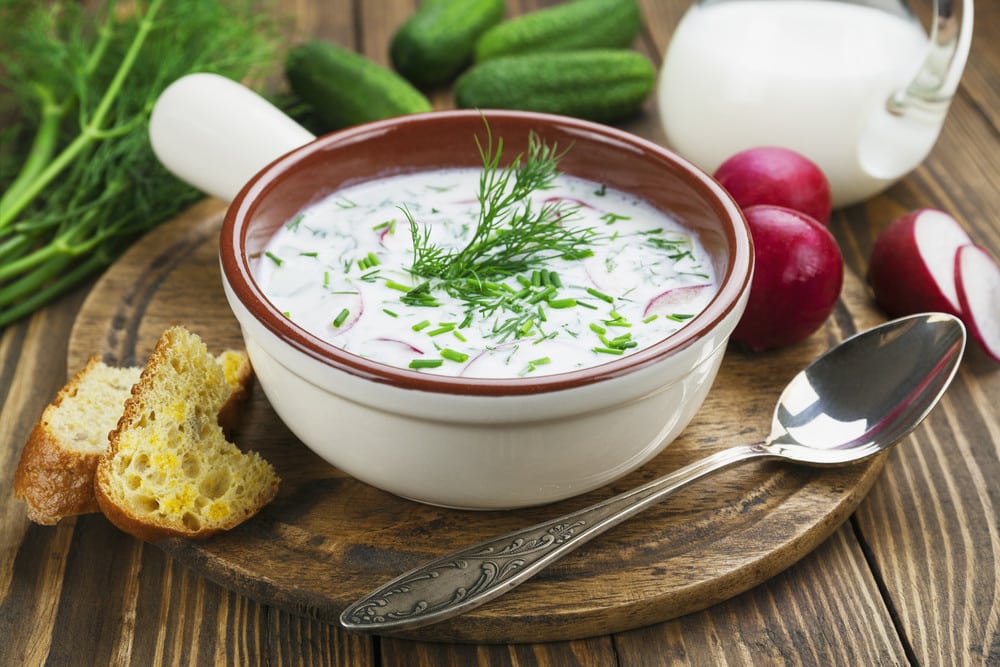 Kalte vegetarische Gemüsesuppe mit Joghurt und Kartoffeln