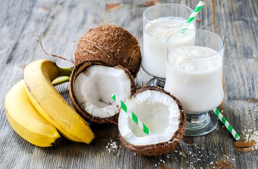 Kalter Bananen Milchshake mit Milch und Kokosmilch